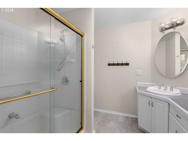 14 ROYAL OAKS Dr, Roseburg, OR 97471