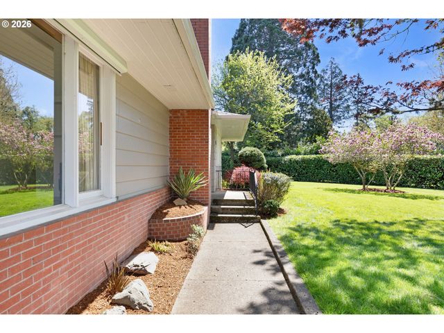14 ROYAL OAKS Dr, Roseburg, OR 97471