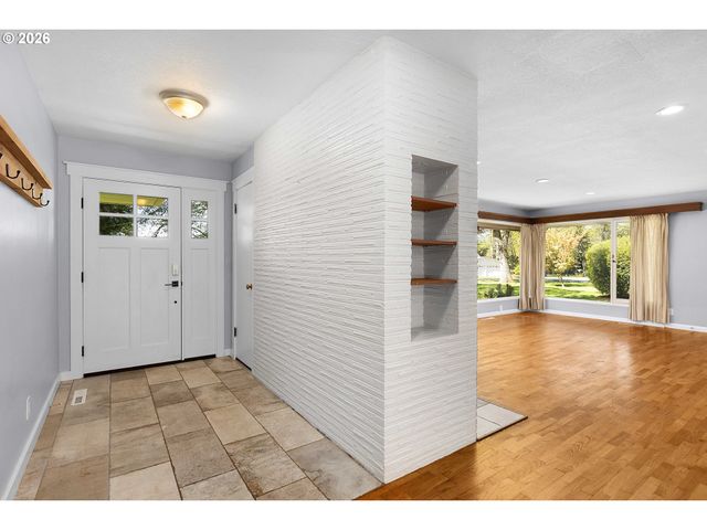 14 ROYAL OAKS Dr, Roseburg, OR 97471