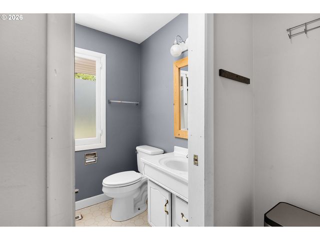 14 ROYAL OAKS Dr, Roseburg, OR 97471