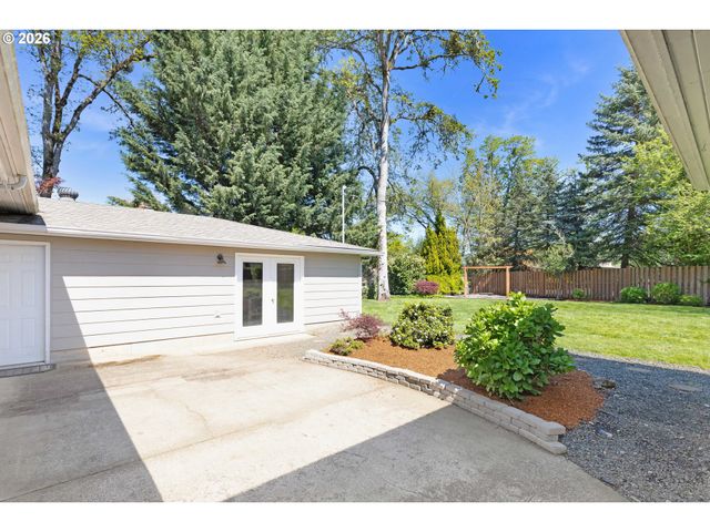 14 ROYAL OAKS Dr, Roseburg, OR 97471