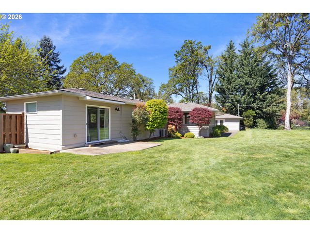 14 ROYAL OAKS Dr, Roseburg, OR 97471