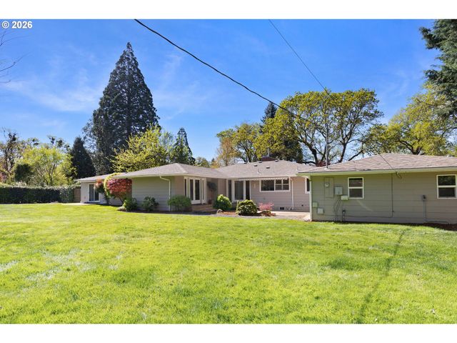 14 ROYAL OAKS Dr, Roseburg, OR 97471