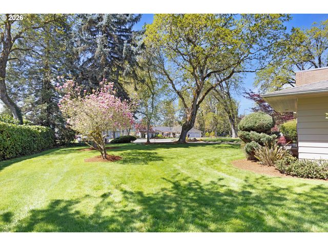 14 ROYAL OAKS Dr, Roseburg, OR 97471