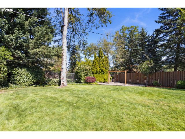 14 ROYAL OAKS Dr, Roseburg, OR 97471