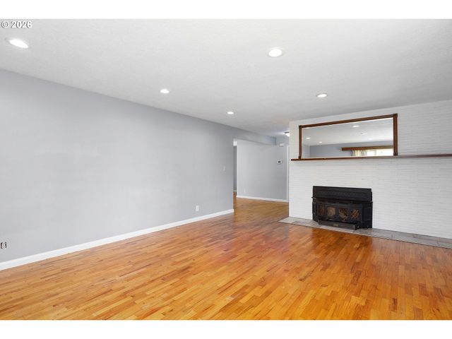 14 ROYAL OAKS Dr, Roseburg, OR 97471