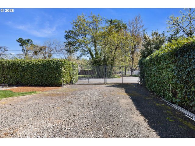 14 ROYAL OAKS Dr, Roseburg, OR 97471