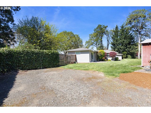 14 ROYAL OAKS Dr, Roseburg, OR 97471