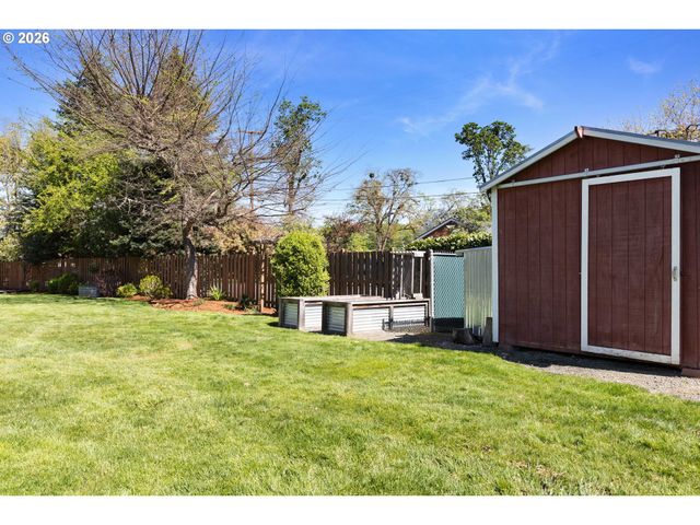 14 ROYAL OAKS Dr, Roseburg, OR 97471