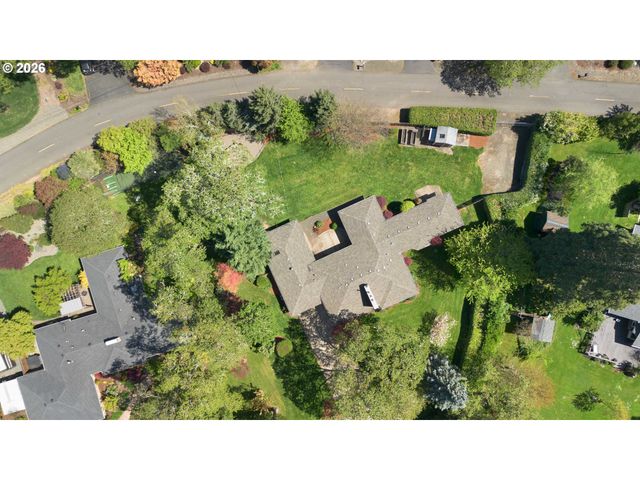 14 ROYAL OAKS Dr, Roseburg, OR 97471