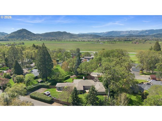 14 ROYAL OAKS Dr, Roseburg, OR 97471