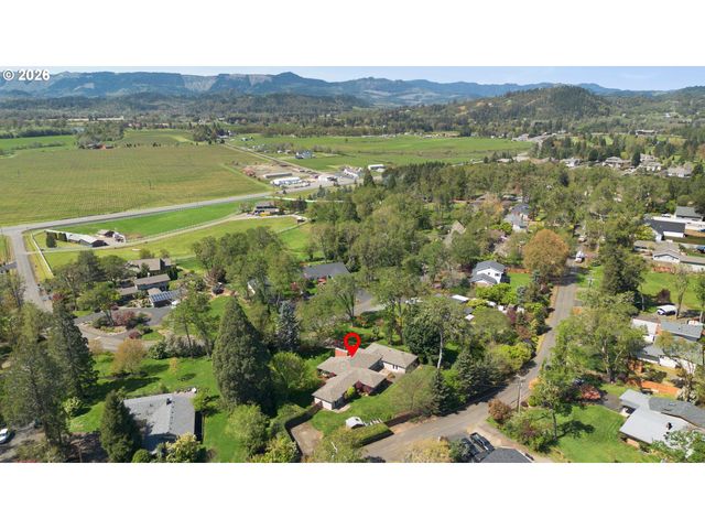 14 ROYAL OAKS Dr, Roseburg, OR 97471