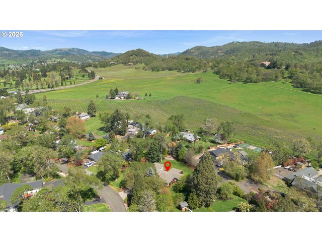 14 ROYAL OAKS Dr, Roseburg, OR 97471