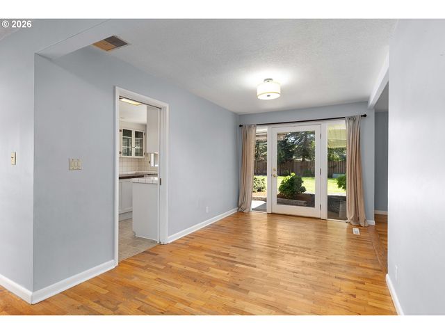 14 ROYAL OAKS Dr, Roseburg, OR 97471