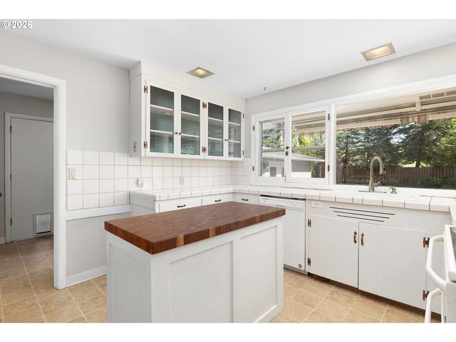 14 ROYAL OAKS Dr, Roseburg, OR 97471