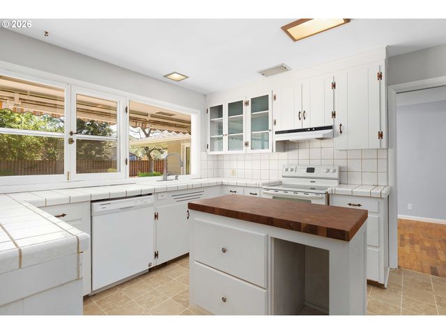 14 ROYAL OAKS Dr, Roseburg, OR 97471