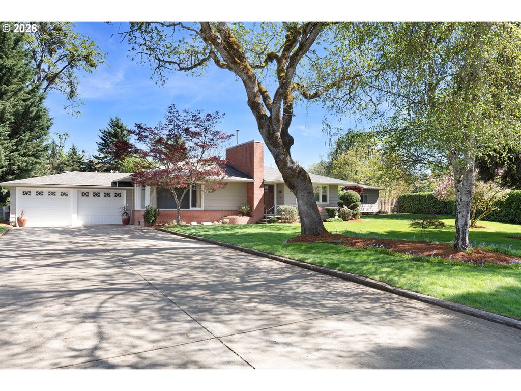 14 ROYAL OAKS Dr, Roseburg, OR 97471