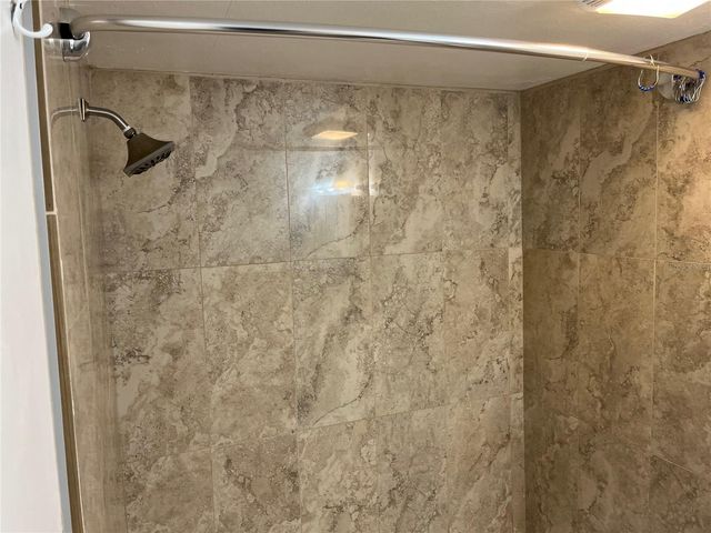 5052 TERRACE CLUB LANE 201, Tampa, FL 33617