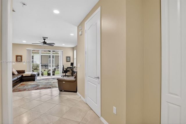 5208 Falcon Trl, Davie, FL 33314