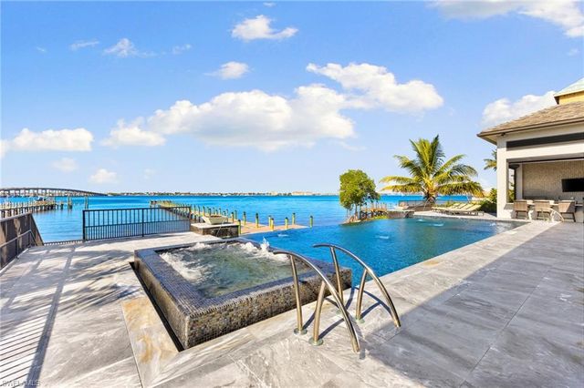 12484 Riverside DR, Fort Myers, FL 33919