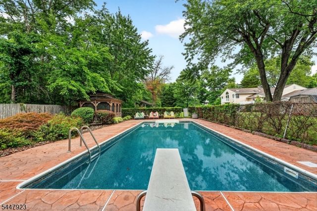 5 Grouse Rd, Hillsborough Twp., NJ 08844