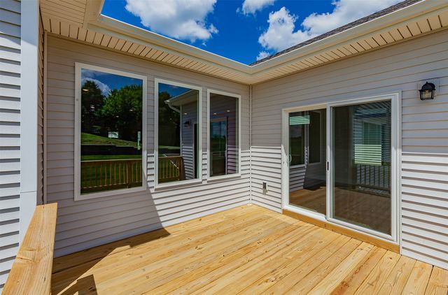 16716 Walnut Meadows Circle, Urbandale, IA 50323