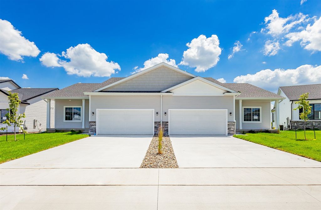 16716 Walnut Meadows Circle, Urbandale, IA 50323