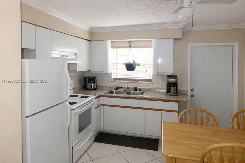 Image 12 of property listing at 5644 Pierce St, Hollywood, FL 33021