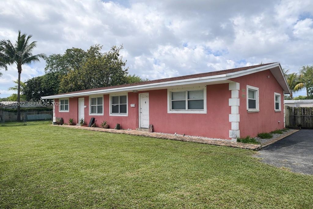 Image 2 of property listing at 5644 Pierce St, Hollywood, FL 33021