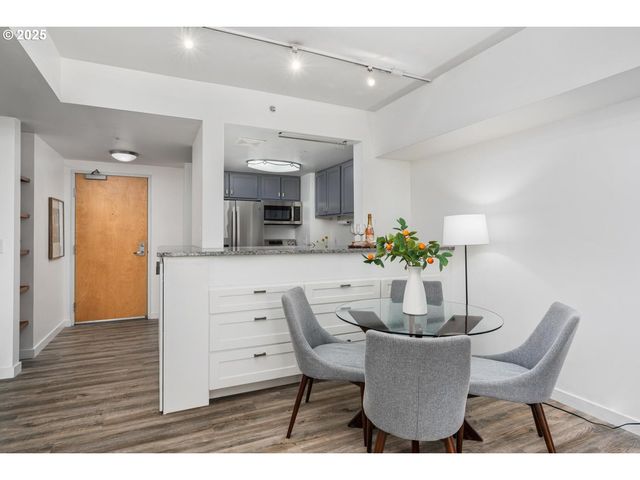 701 COLUMBIA St 215, Vancouver, WA 98660