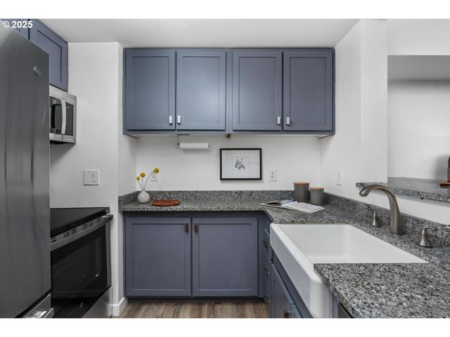 701 COLUMBIA St 215, Vancouver, WA 98660