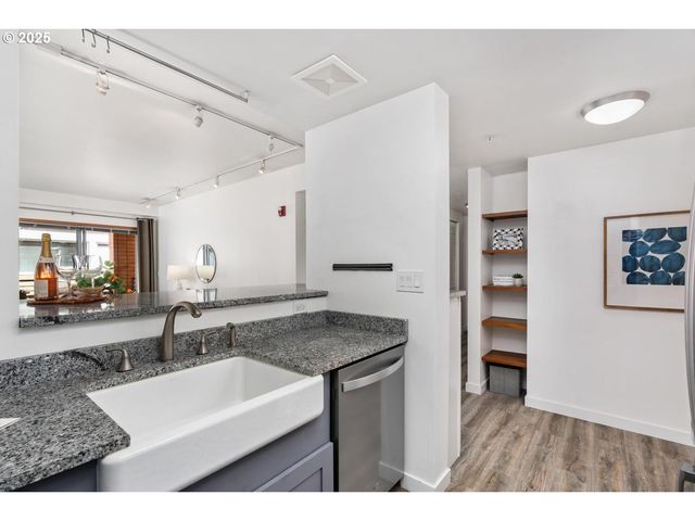 701 COLUMBIA St 215, Vancouver, WA 98660