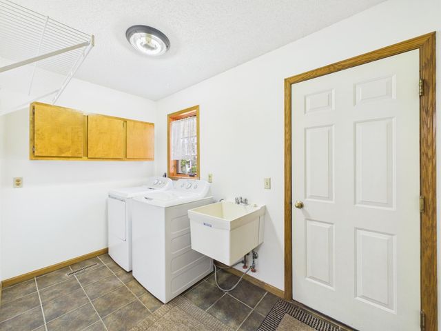 1952 Park Ridge Court, Chaska, MN 55318