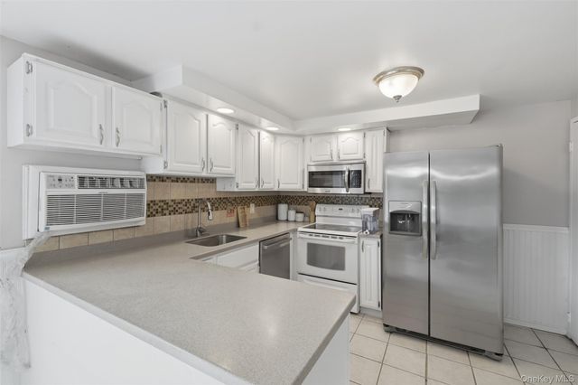 303 Parr Meadow Drive 3C, Newburgh, NY 12550