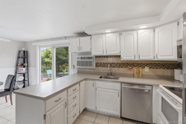 303 Parr Meadow Drive 3C, Newburgh, NY 12550