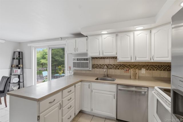 303 Parr Meadow Drive 3C, Newburgh, NY 12550