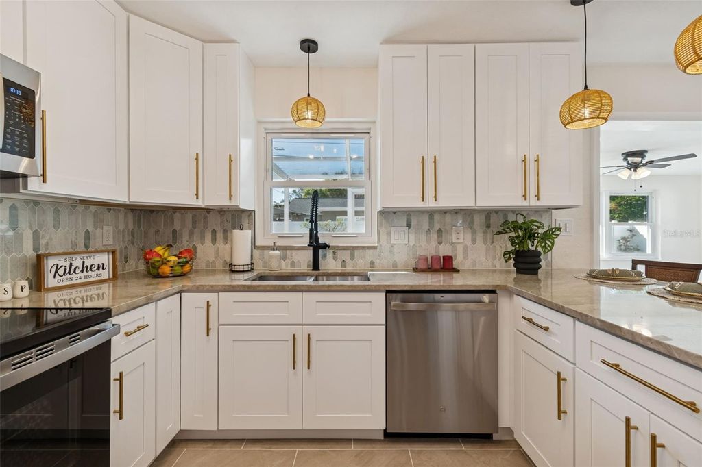 Image 11 of property listing at 5682 46TH AVENUE N, Kenneth City, FL 33709