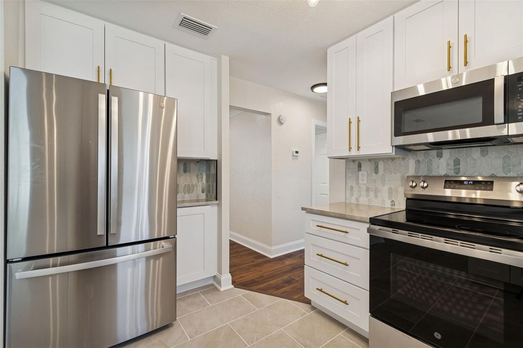 Image 13 of property listing at 5682 46TH AVENUE N, Kenneth City, FL 33709