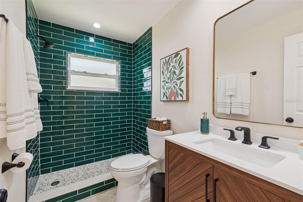 Image 18 of property listing at 5682 46TH AVENUE N, Kenneth City, FL 33709