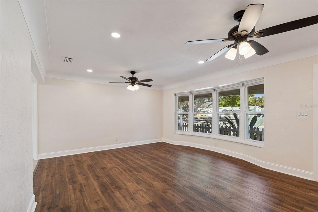 Image 5 of property listing at 5682 46TH AVENUE N, Kenneth City, FL 33709