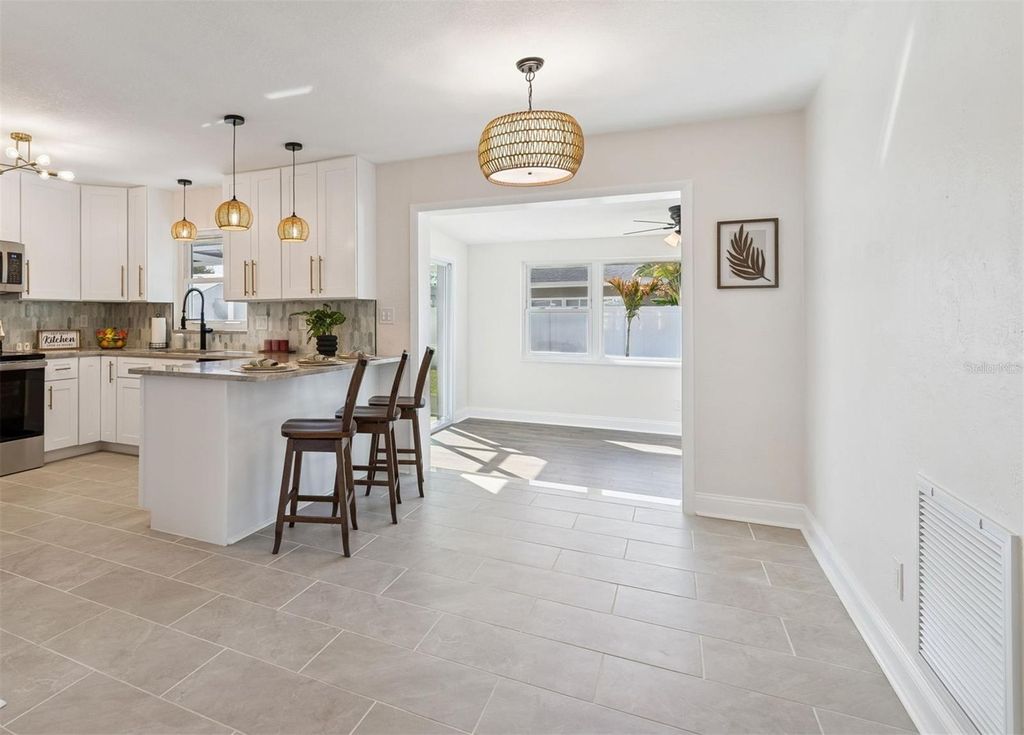 Image 8 of property listing at 5682 46TH AVENUE N, Kenneth City, FL 33709