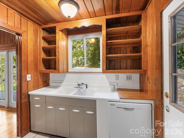 240 Seneca Boulevard, Hendersonville, NC 28739