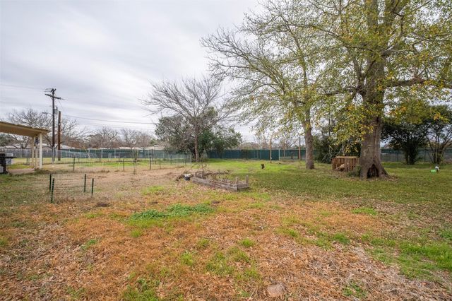 504 Marburger ST, Smithville, TX 78957