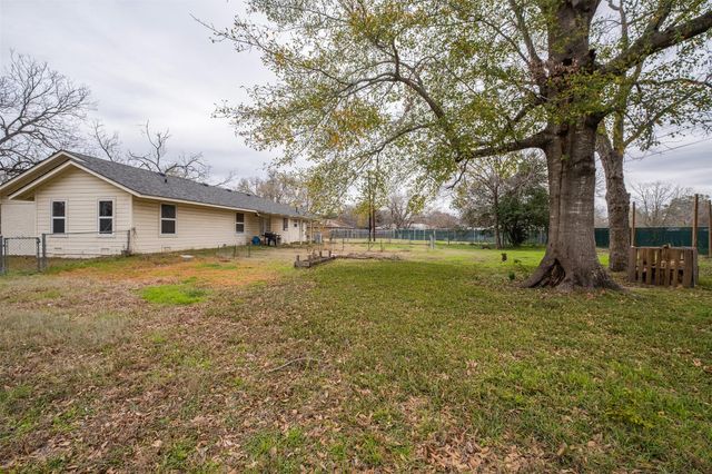 504 Marburger ST, Smithville, TX 78957