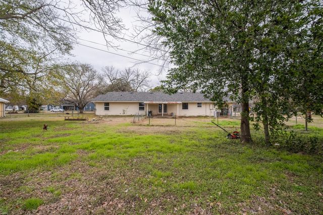 504 Marburger ST, Smithville, TX 78957