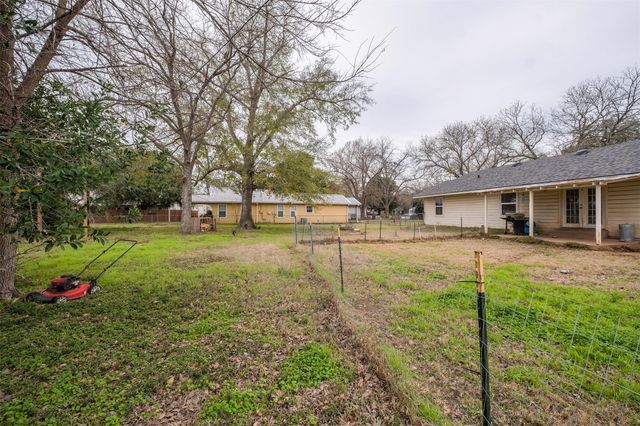 504 Marburger ST, Smithville, TX 78957