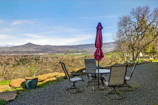1873 Sundial Drive, Medford, OR 97501