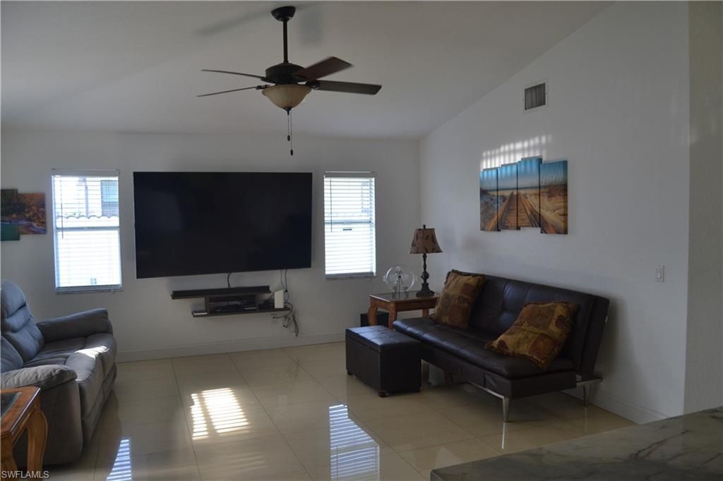 Image 13 of property listing at 622 SE 10th AVE, Cape Coral, FL 33990