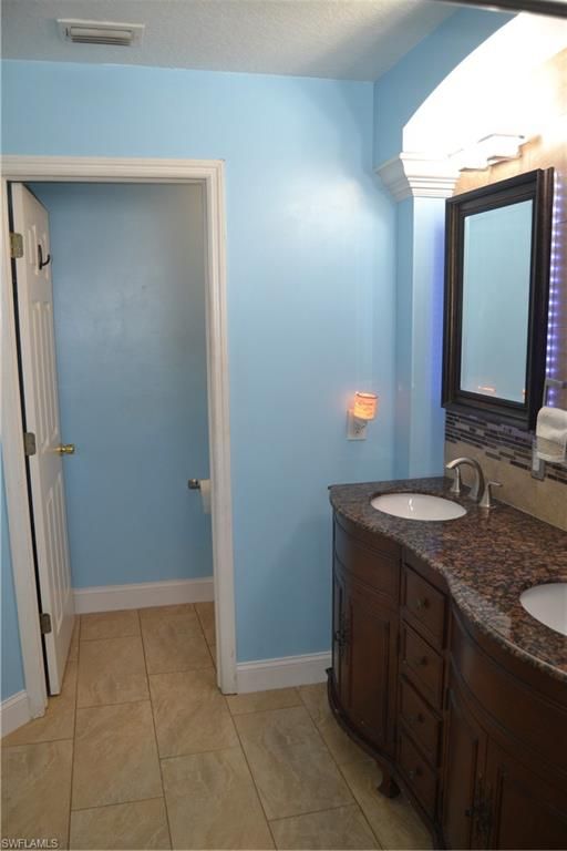 Image 20 of property listing at 622 SE 10th AVE, Cape Coral, FL 33990