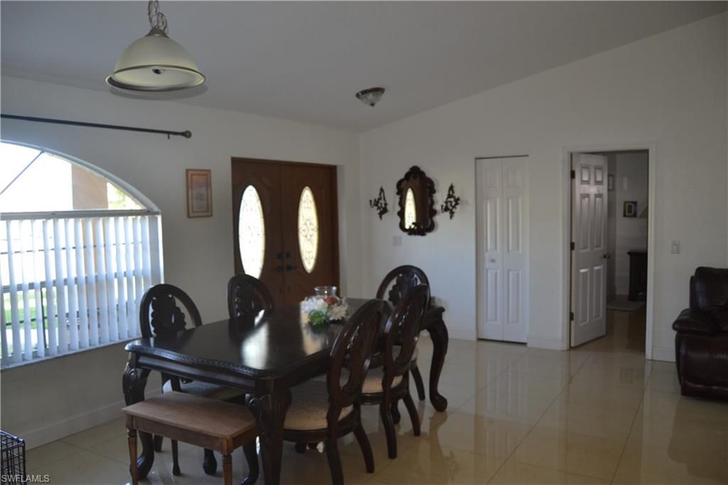 Image 4 of property listing at 622 SE 10th AVE, Cape Coral, FL 33990